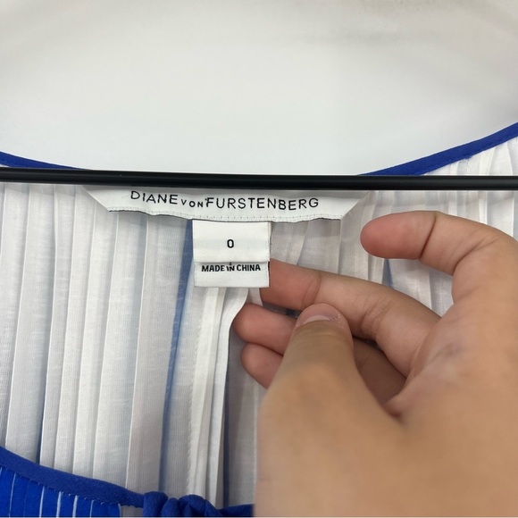 Diane Von Furstenberg DVF Accordion Top Balloon Sleeve Size 0 *Hole* Oversized - Picture 2 of 8